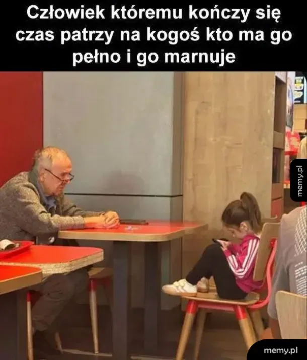 Starszy mężczyzna patrzy z powagą na dziewczynkę siedzącą obok z telefonem.