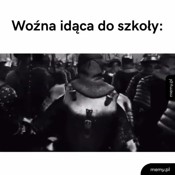 Mężczyzna w zbroi rycerskiej idący w tłumie