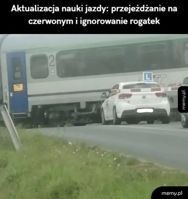 Samochód L wjeżdża pod pociąg na przejeździe kolejowym