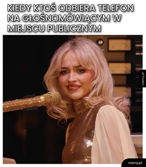 Kobieta ze złotym mikrofonem robi zniesmaczoną minę.