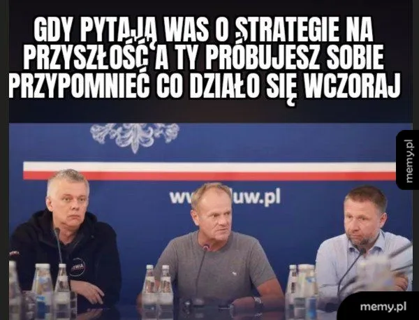 Trzech polityków siedzi za stołem podczas konferencji prasowej.
