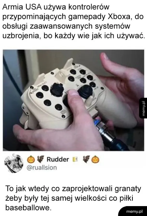 Ręce trzymające nietypowy kontroler wojskowy przypominający pad do gier.