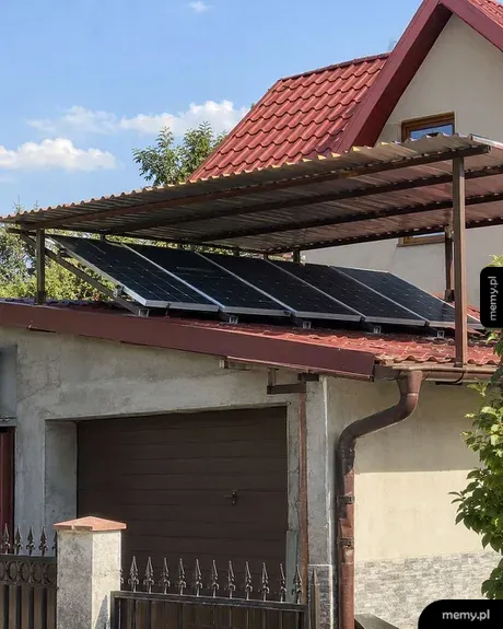 Panewki fotowoltaiczne umieszczone w cieniu pod dasunkiem