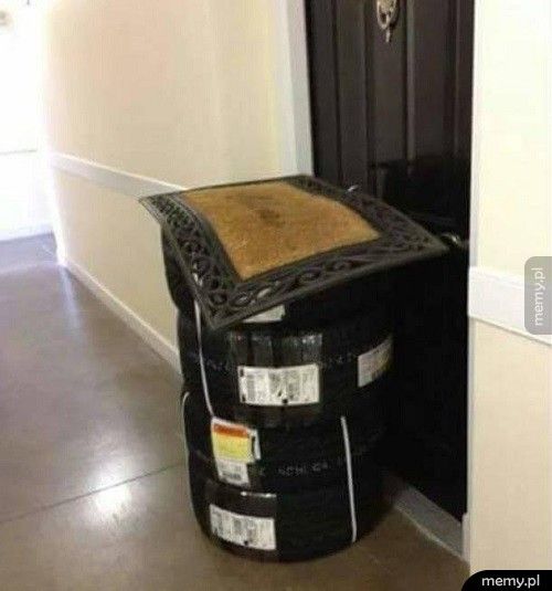 Poprosił kuriera żeby zostawił przesyłkę pod wycieraczką