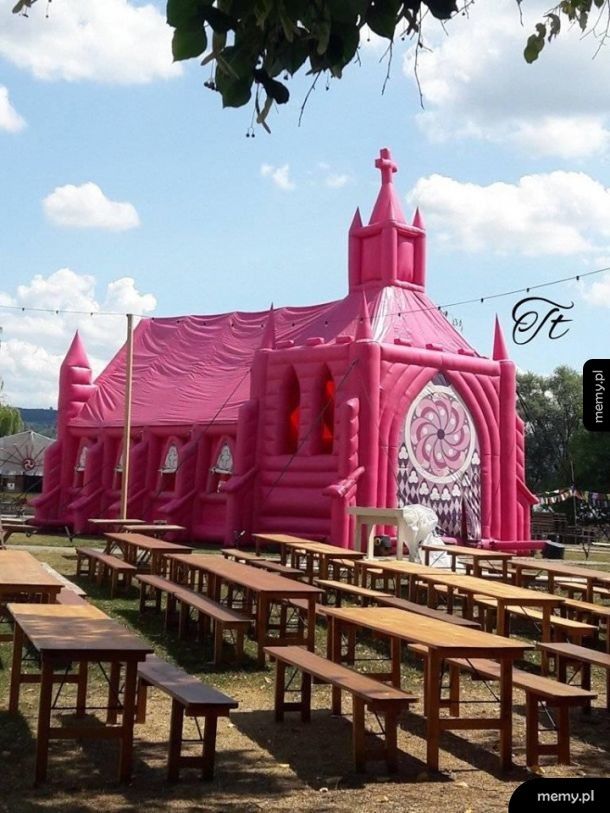Różowy dmuchany kościół w Kołobrzegu