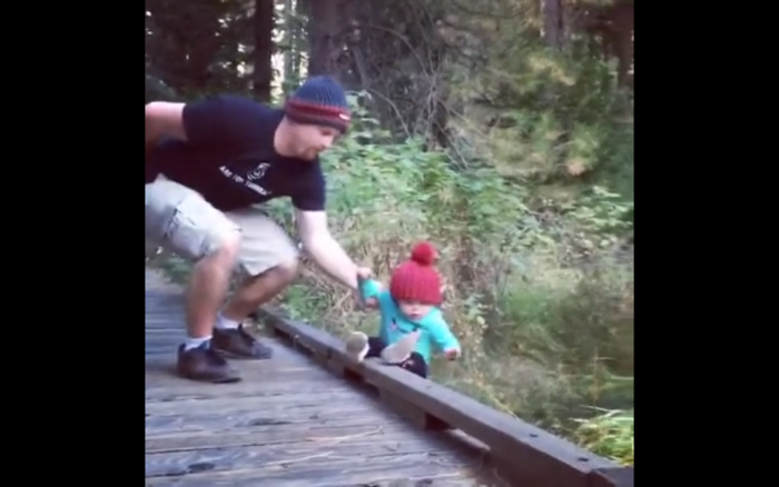 Спасите папу. Спасите папу. Меня папа спасёт. Отец зомби спасает дочь. Спасите папу.