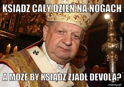 Ksiądz cały dzień na nogach  A może by ksiądz zjadł devola? 