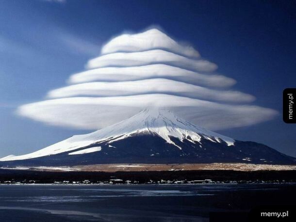 Chmury soczewkowe nad Fudżi