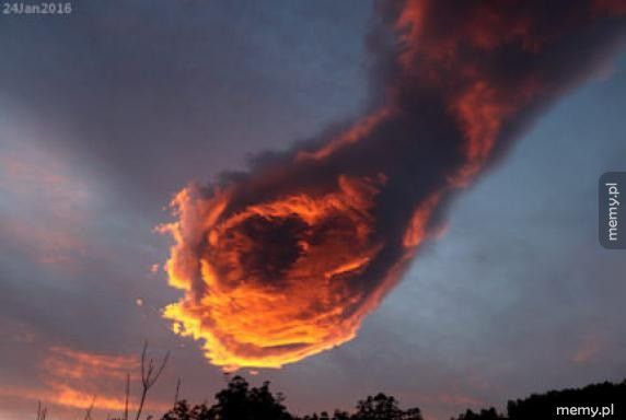 Chmura w kształcie ognistej kuli na wyspie Madera