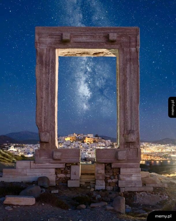 Nocny widok ze świątyni Apollona na wyspie Naxos w Grecji