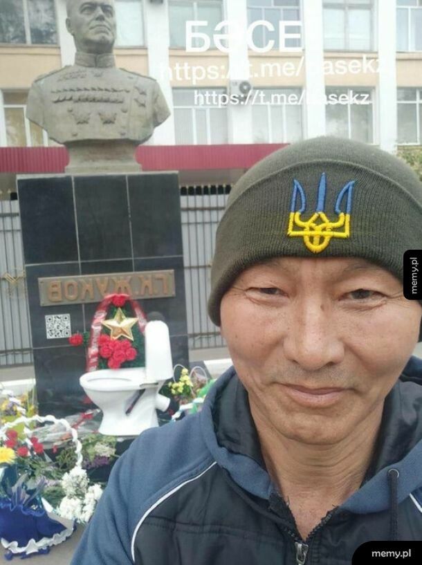 Uralski aktywista przyniósł dar pod pomnik marszałka Zukowa z okazji 9 Maja