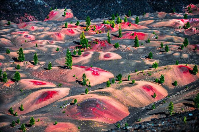 Painted Dunes, Park Narodowy Lassen Volcanic, USA.