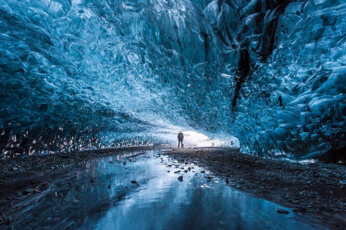 Lodowa jaskinia na Islandii.