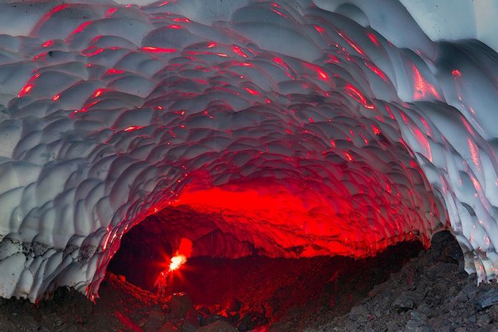 Jaskinia lodowa w pobliżu wulkanu Mutnowski, Rosja.