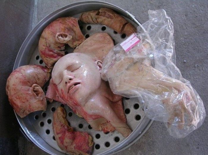 W Bangkoku sprzedaje się ludzkie części ciała. Obrzydliwe, ale ludzie to jedzą.