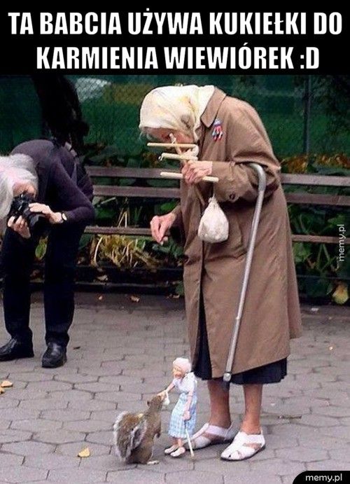 Ta babcia używa kukiełki do karmienia wiewiórek :D  