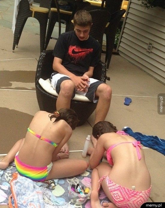 Unikatowe zdjęcie chłopaka, który złapał do friendzona dwie dziewczyny.