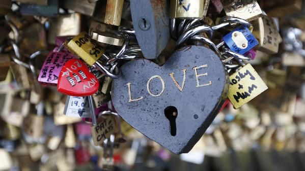 Z mostu zakochanych w Paryżu zniknęło 1 milion kłódek!