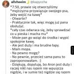 Piesek przed kawiarnią