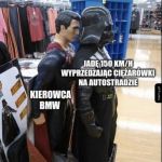 Siedzi na zderzaku