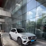 W pełni autonomiczny robot parkingowy