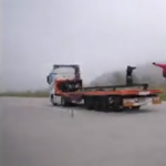 Wystrzelenie z prędkością 80 km/h z tyłu ciężar&oacute;wki jadącej z tą samą prędkością.